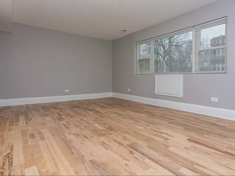 8215 S Ellis — Photo 5