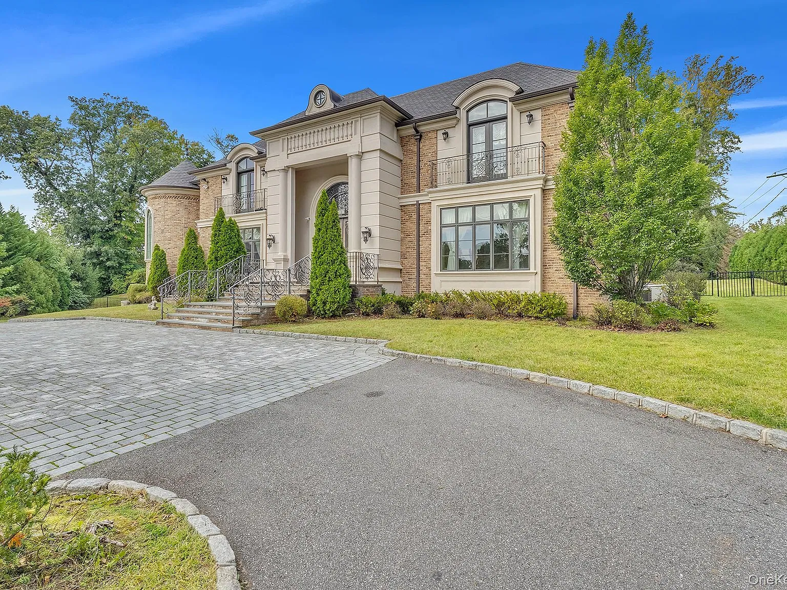 6 bed, 6.5 bath, 8059 sqft, $40,000 — Photo 2