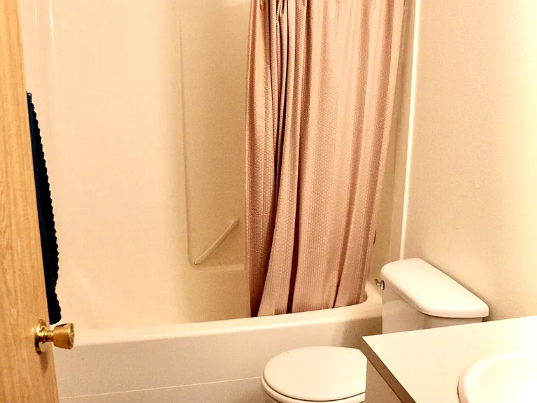 Full bath that separates the two bedrooms.