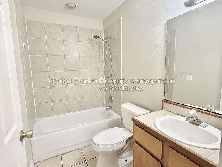 939 Pecan St — Photo 8