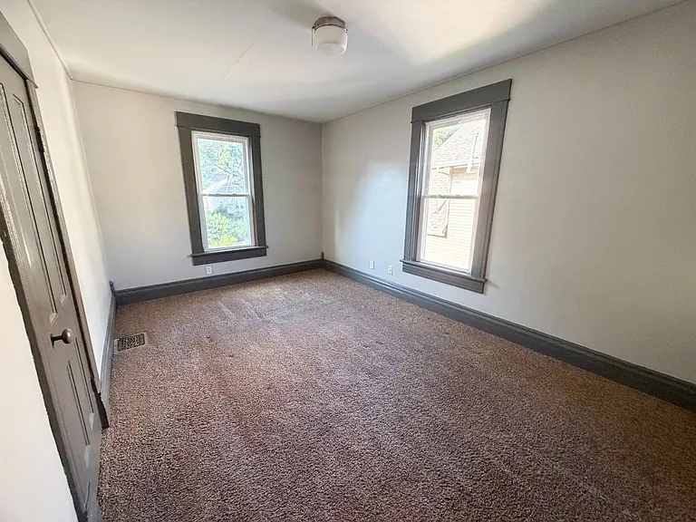 913 W Montgomery St — Photo 20