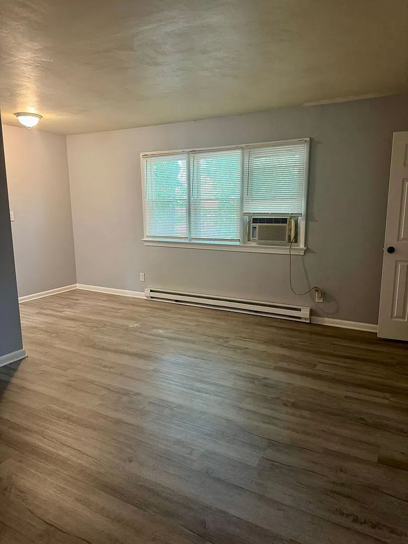 190 Maple Avenue — Photo 4
