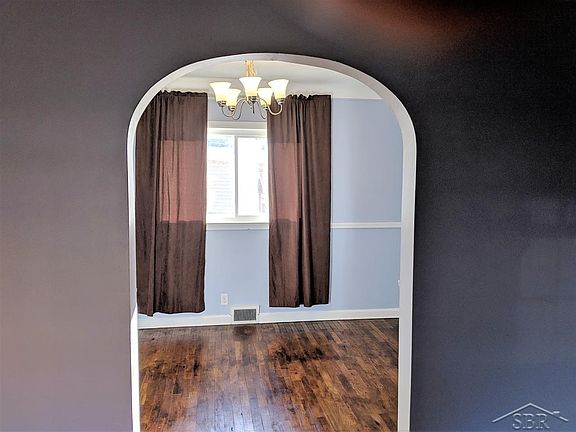 5th image of 302 Jameson St