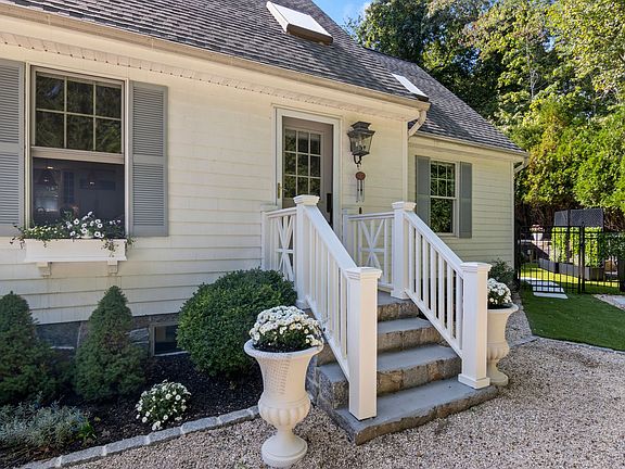 4th image of 2421 Noyac Rd