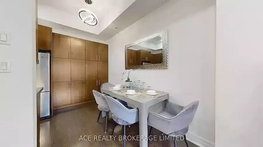 447 CC Queen St E photo 1