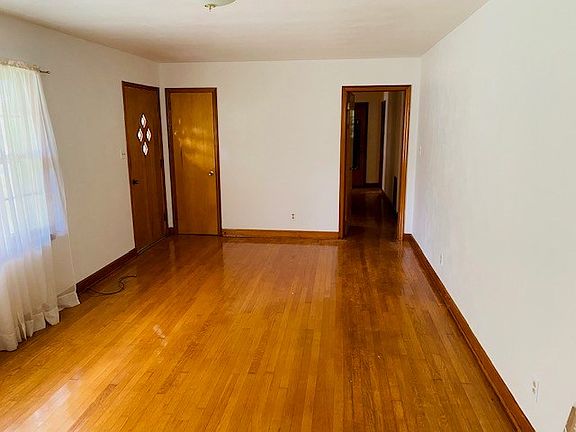 3rd image of 376 Lakewood Trl