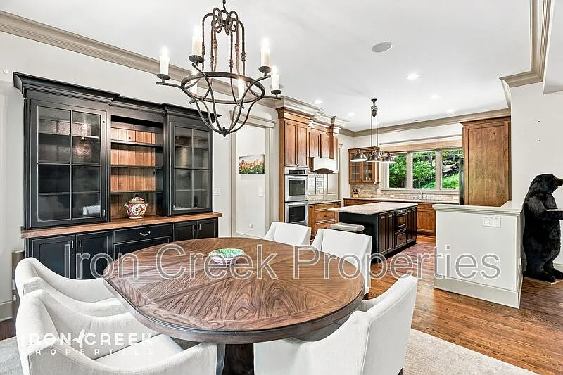 4 bed, 4.0 bath, 4610 sqft, $6,650 — Photo 4