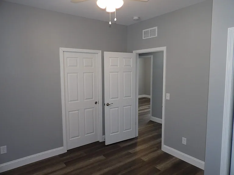 240 E Court St — Photo 24