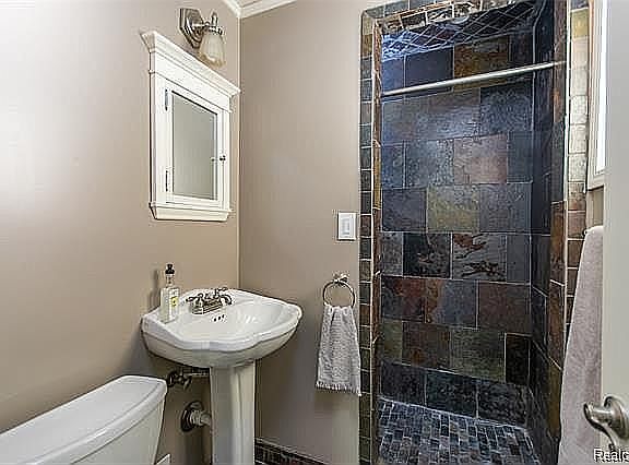 5th image of 4674 Maeder St