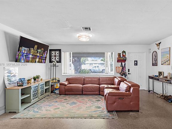 5th image of 2221 Alcazar Dr