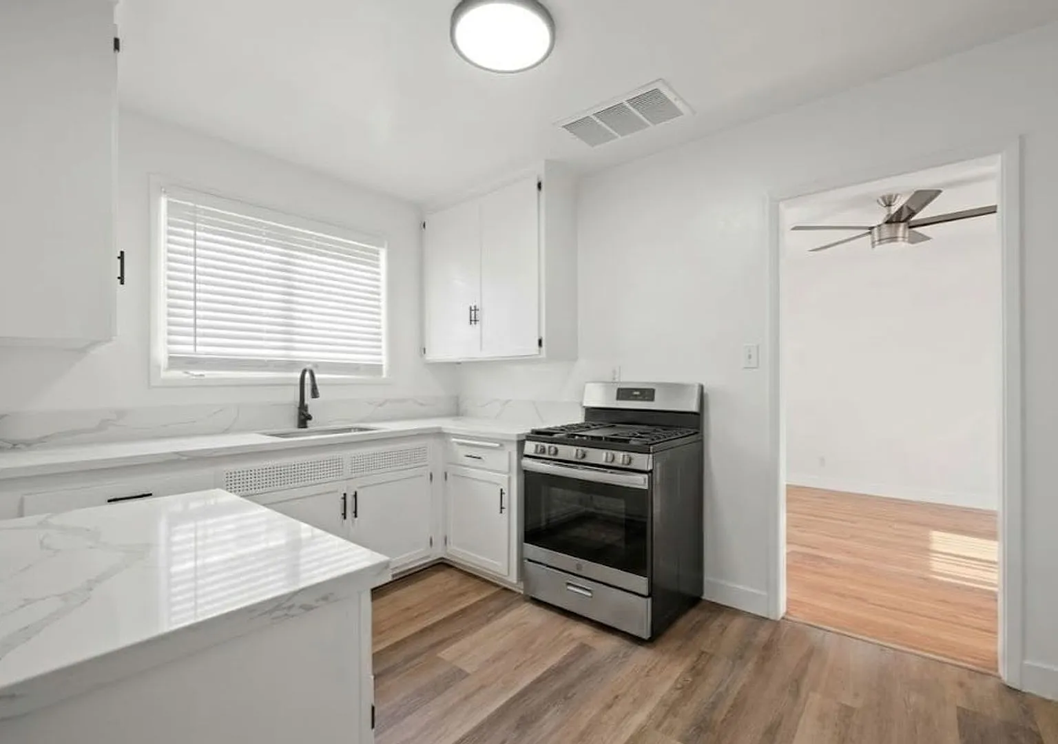 2 bed, 1.0 bath, 825 sqft, $2,062 — Photo 4
