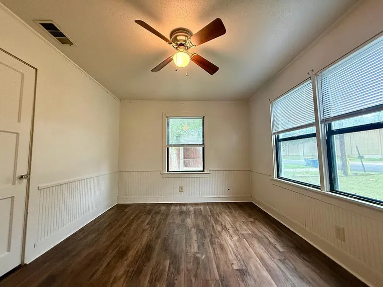 913 Leach St — Photo 10