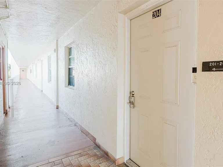 424 SE 10th St #204 — Photo 37