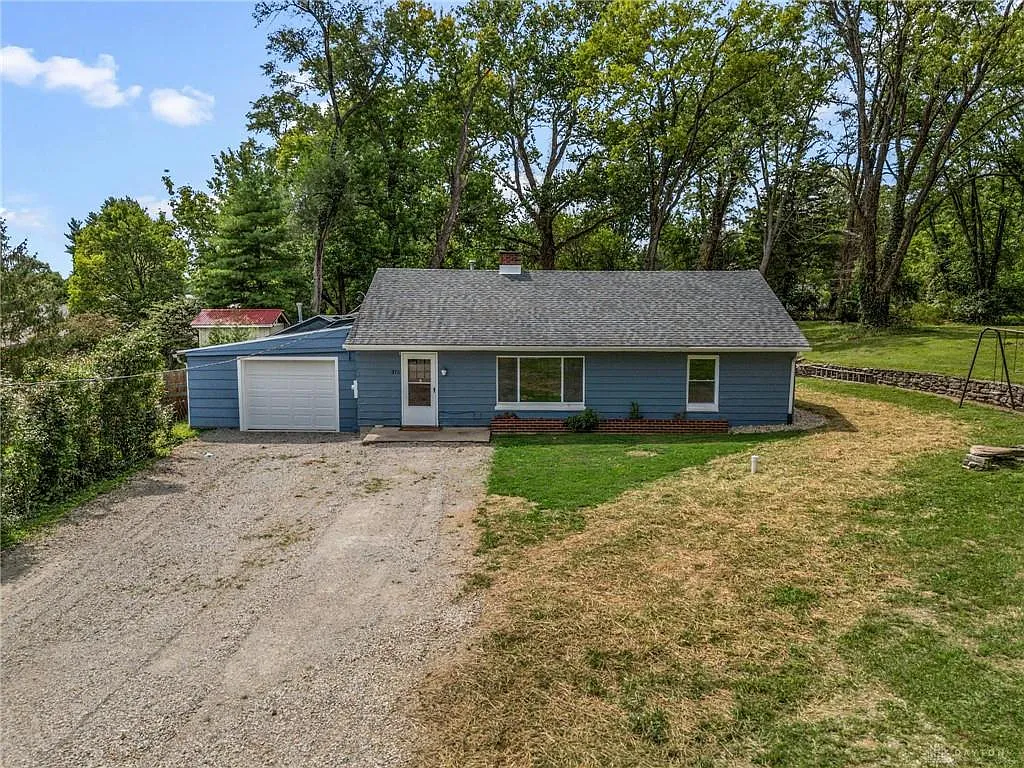 3 bed, 1.0 bath, 1372 sqft, $1,800 — Photo 2