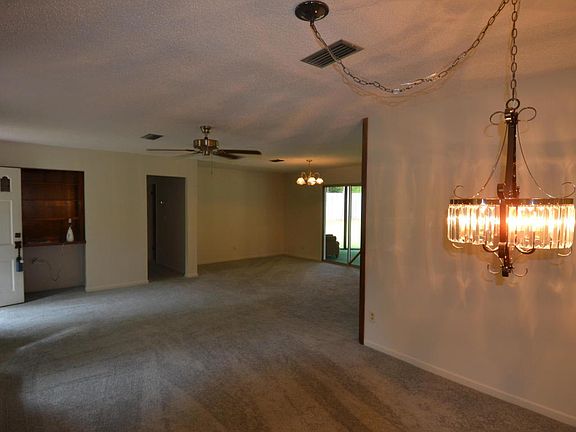 5th image of 8 Longwood Dr