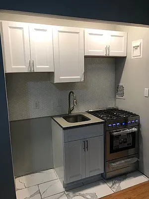 Rented by Salon Realty Corp | media 10