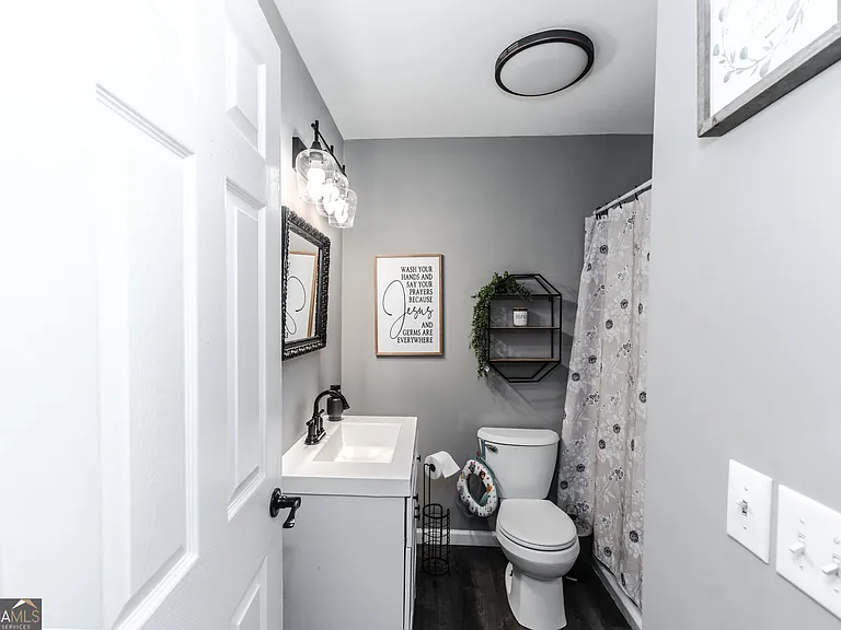 302 E Valley Rd NE — Photo 22