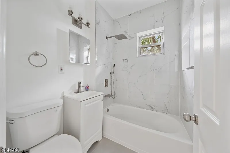 3 bed, 1.0 bath, $2,500 — Photo 4