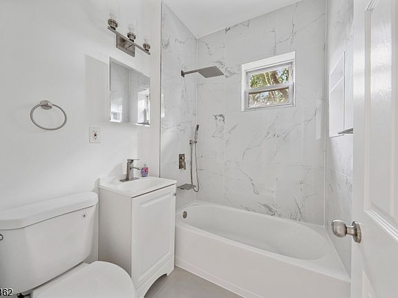 4th image of 59 Henry St APT B3