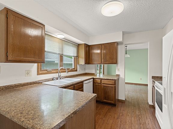 4th image of 8103 Alpine Dr