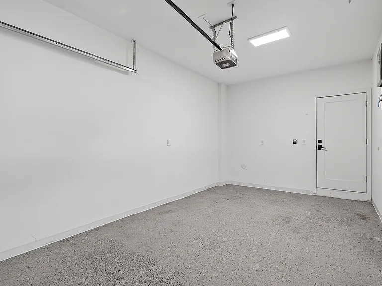 913 NE 15th St — Photo 37