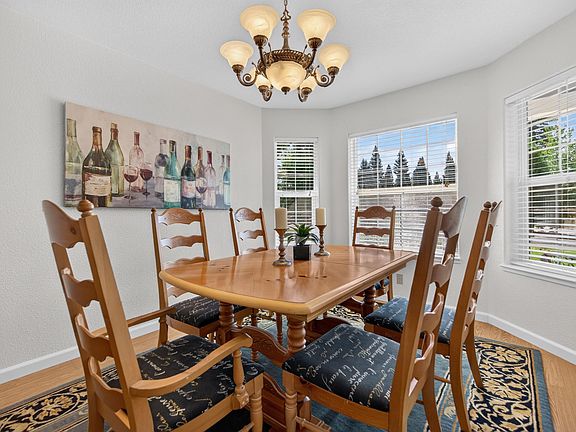 5th image of 198 Highwood Cir