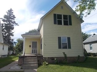 104 S 6th St, Clinton, IA 52732