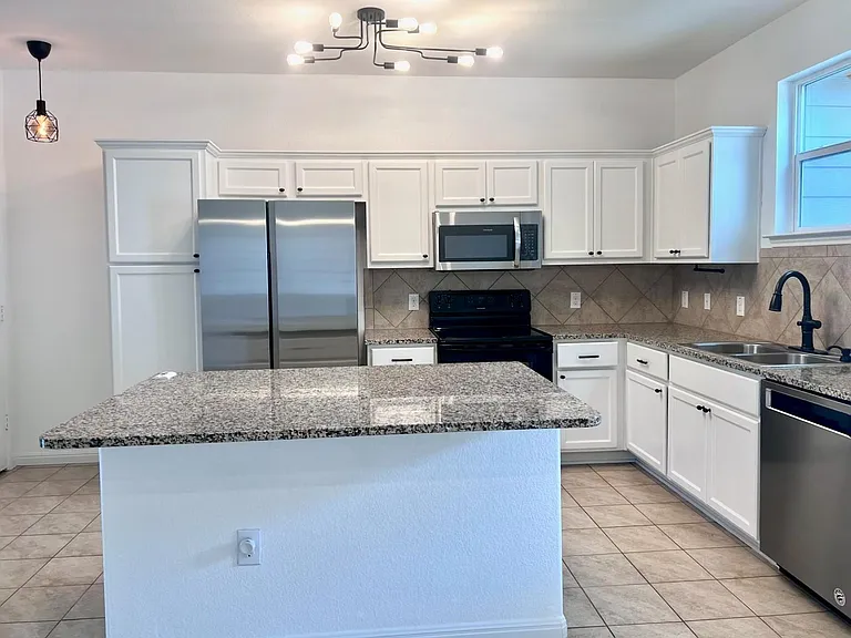402 Crater Lake Dr — Photo 5