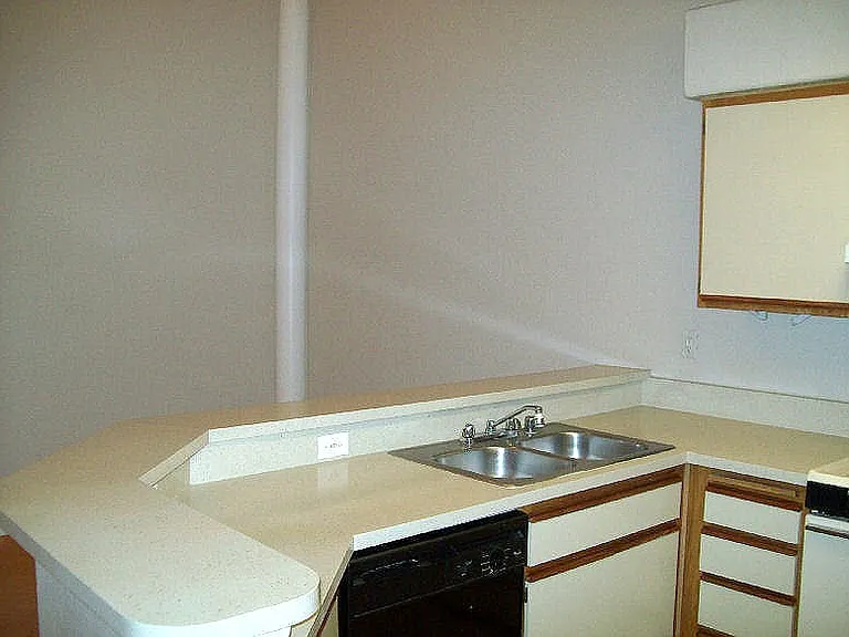 Alcantara Home Apts — Photo 32