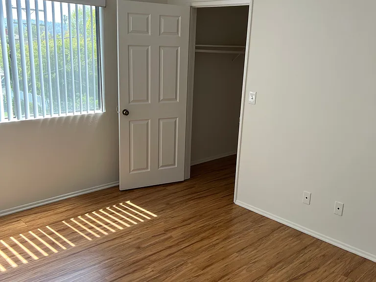 5-13508 Burbank Blvd — Photo 2