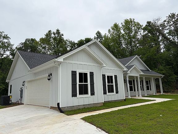 3rd image of 317 NE Oakwood Way
