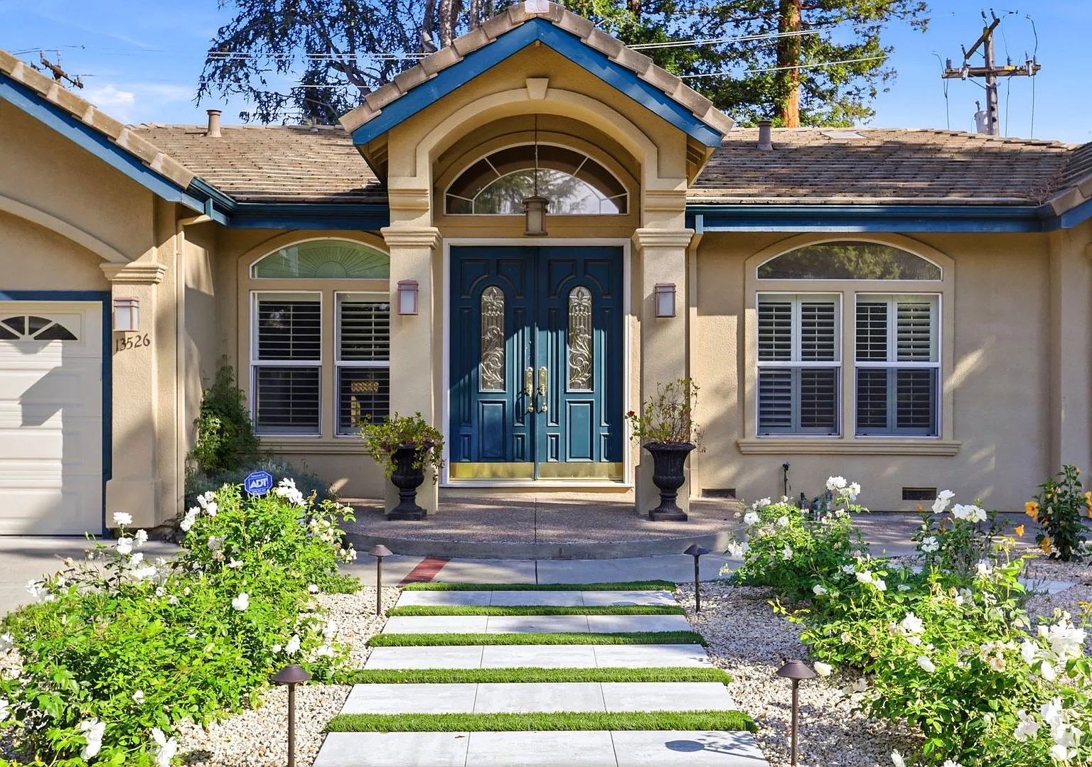 Beautiful 5 Bedroom Saratoga Home — Photo 2