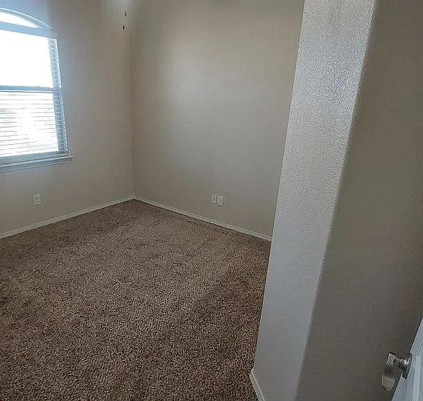 800 Caterick St — Photo 33