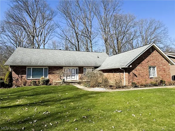 8638 Hollis Ln, Brecksville, OH 44141