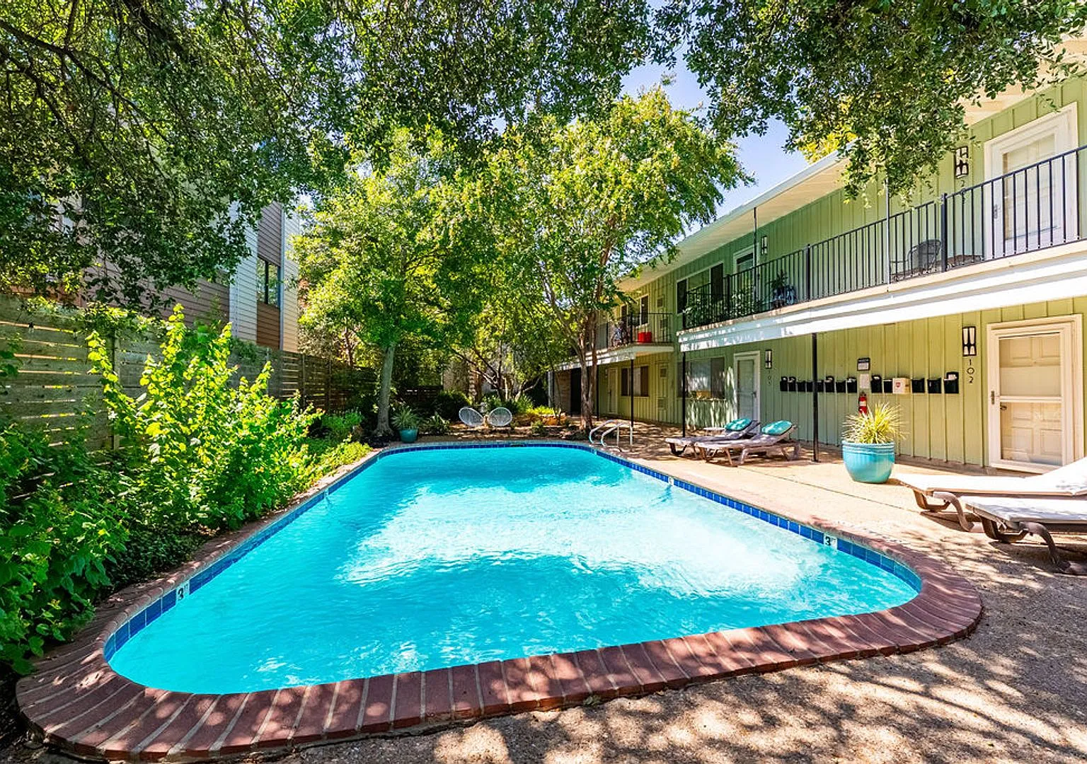 Beautiful 2 bedroom, 2 bathroom unit in West Austin — Photo 1