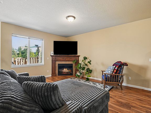 4th image of 2633 Juniper St