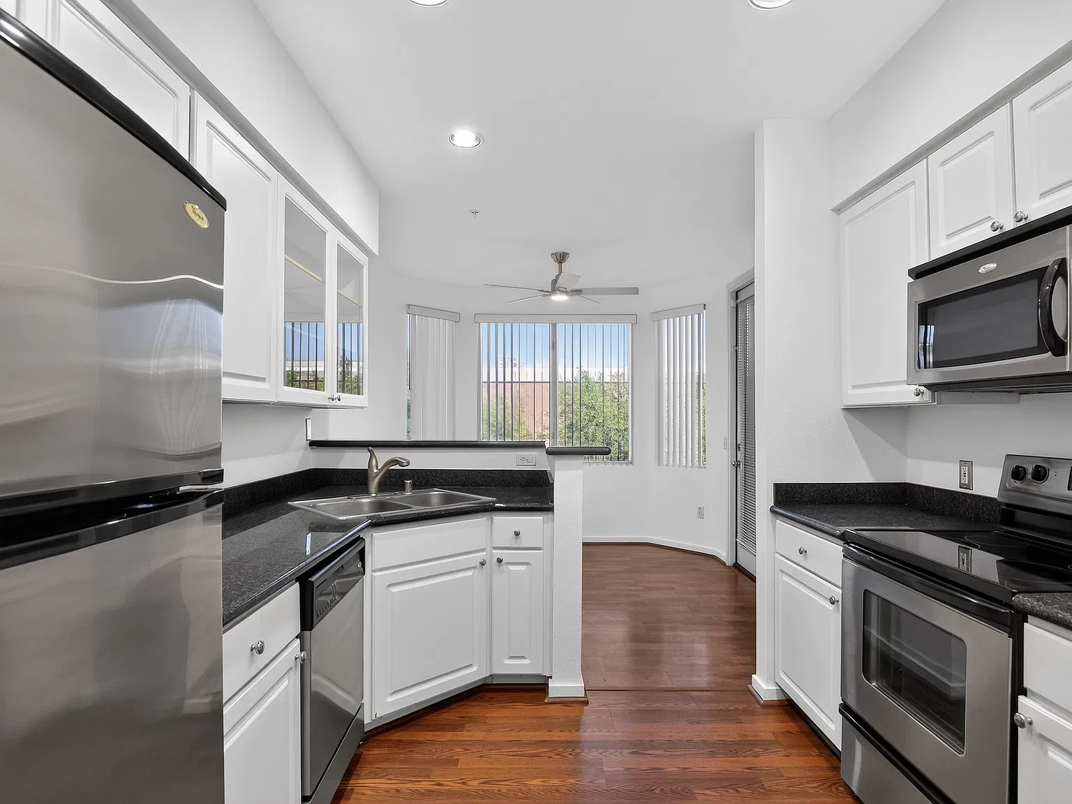 2 bed, 1009 sqft, $1,940 — Photo 3
