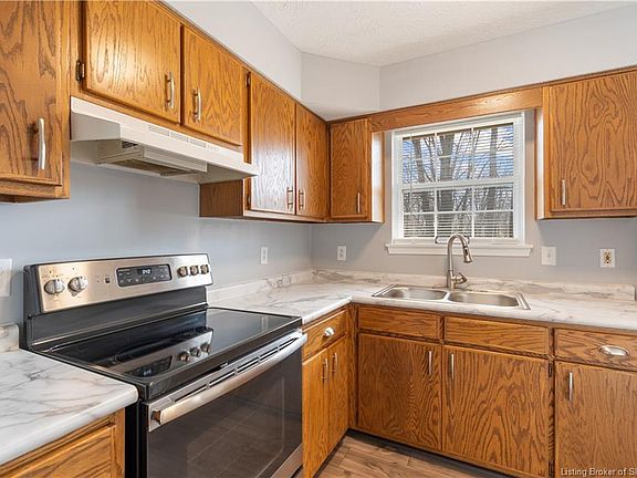 4th image of 805 Charles Douglas St NE