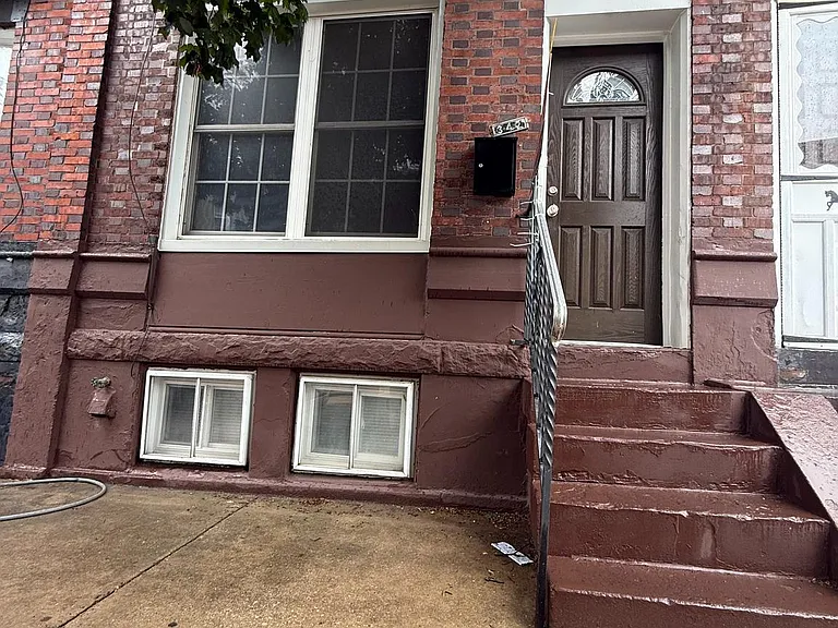 342 Gladstone St — Photo 1