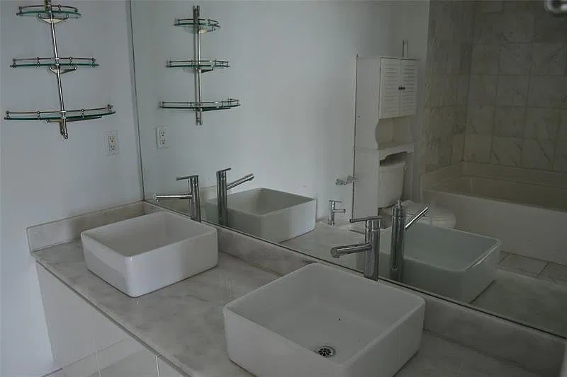 2 bed, 2.5 bath, 1158 sqft, $4,750 — Photo 3