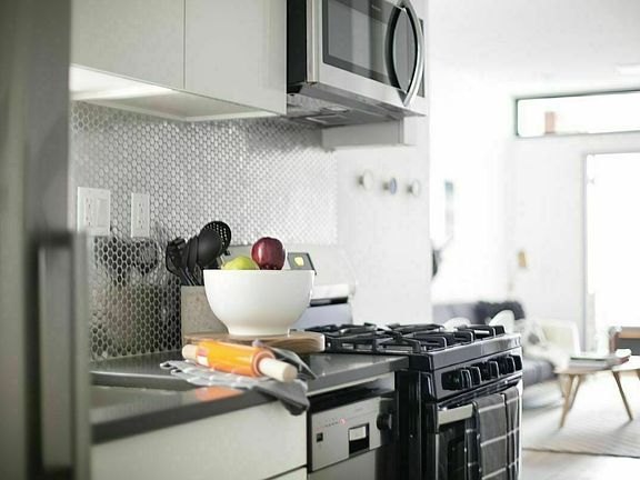4th image of 481 Chauncey St