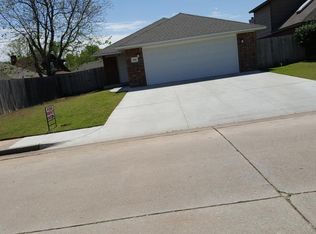 602 SE 12th St, Moore, OK 73160