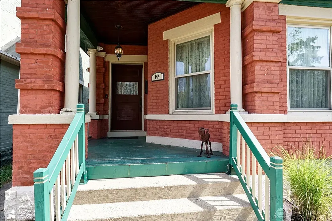 5 bed, 2.5 bath, 2500 sqft, $1,750 — Photo 2