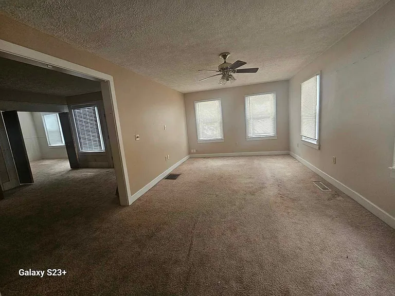 547 E Main St — Photo 3