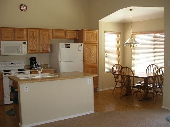 GREAT OPEN AND AIRY EAT-IN KITCHEN