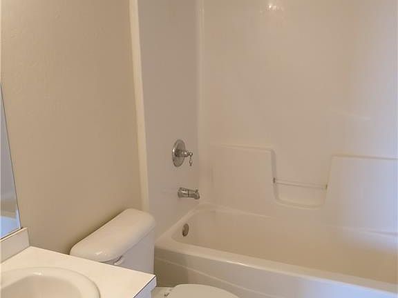 5th image of 128 Harold Ave S