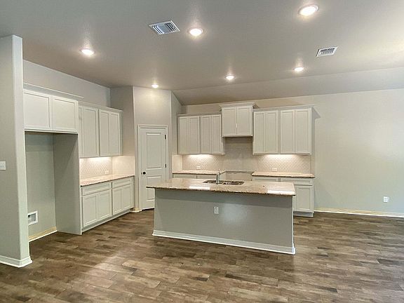 4th image of 409 Holstein Dr