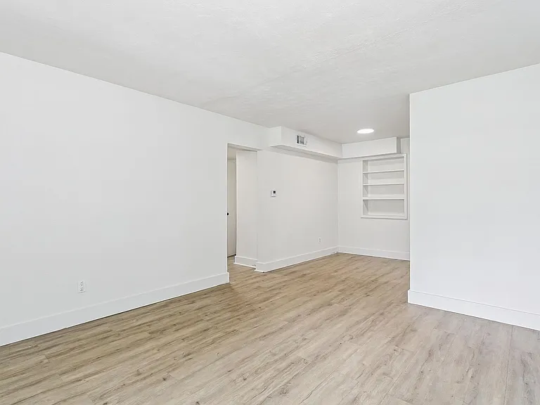 206 Edison Dr — Photo 5