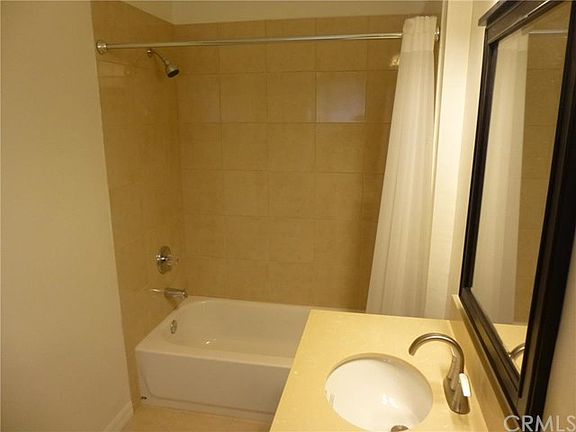 4th image of 1075 W 48th St