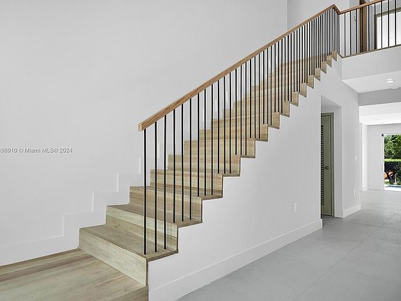 5th image of 613 SW 12th St